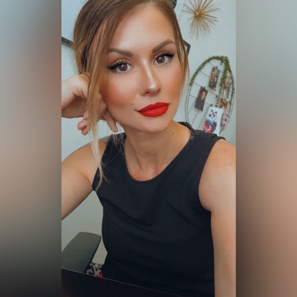 Hi, I’m Nicole 👋🏻 Thanks for stopping by! 🩵 - Picture 3 of 13